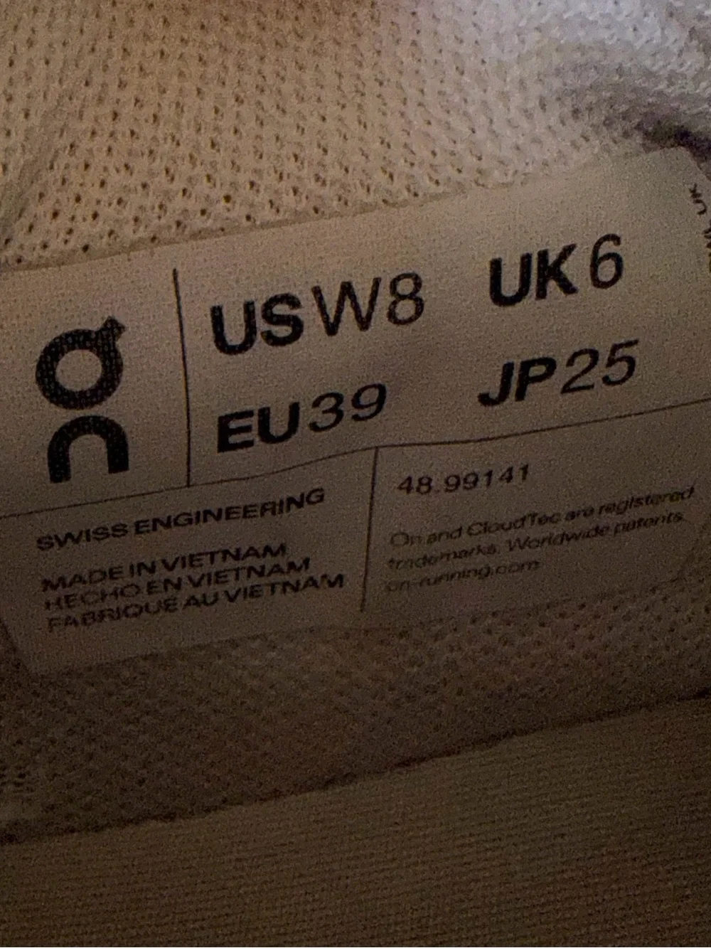 On Running On Cloud Women's The Roger Clubhouse Sneakers, size 8W/38